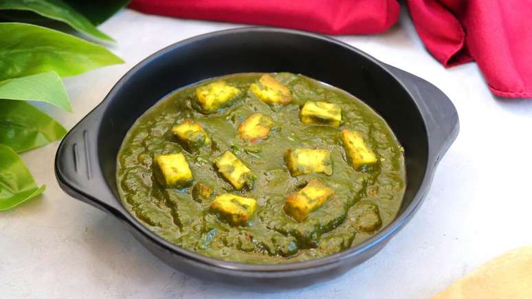 Palak paneer &eacute; preparado com pur&ecirc; de espinagre e cubos de queijo paneer