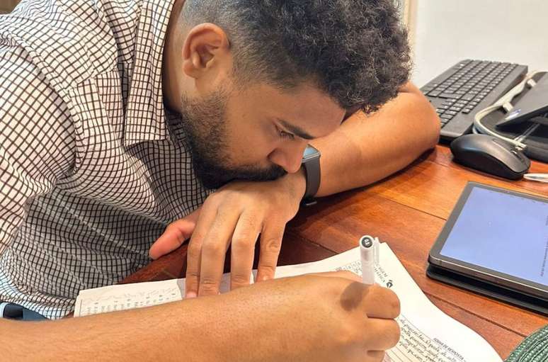 Douglas conciliava duas faculdades com o trabalho