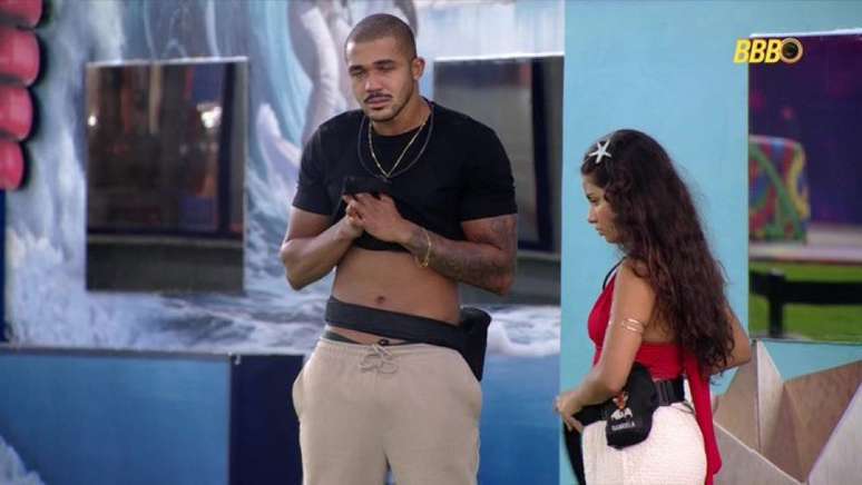 Matheus chora e &eacute; acolhido por Gabriela