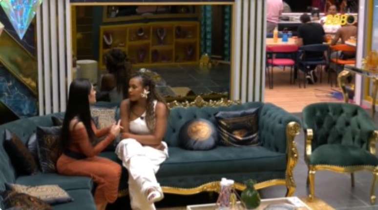 Jordana e Sol conversam