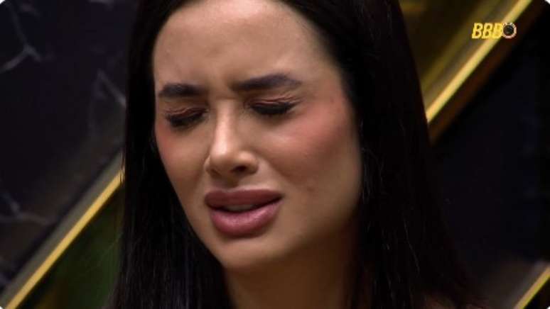 Jordana chora na sala