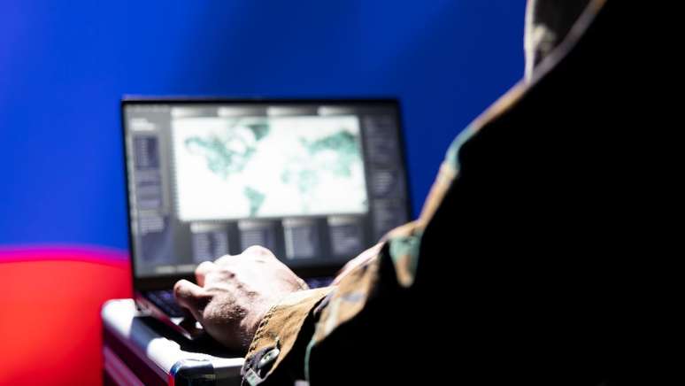 Na DCCiber, o monitoramento acontece atrav&eacute;s do Centro de Intelig&ecirc;ncia Cibern&eacute;tica, um n&uacute;cleo t&eacute;cnico formado por policiais especializados