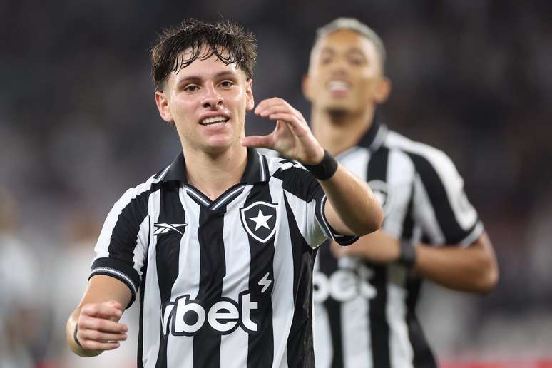 Montoro comemorando um gol pelo Botafogo 