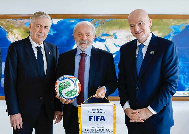 Presidente Lula da Silva, durante reuni&atilde;o com o Presidente da Fifa, Gianni Infantino e o t&eacute;cnico Carlo Ancelotti &ndash;