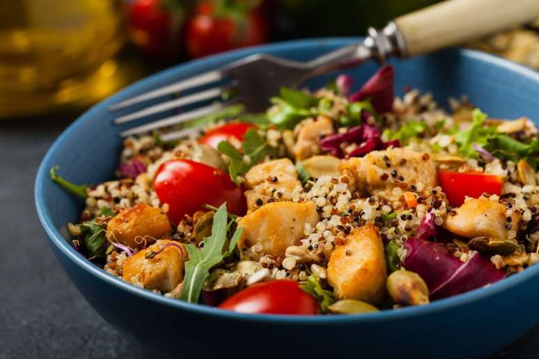 Salada de frango com quinoa e amendoim 