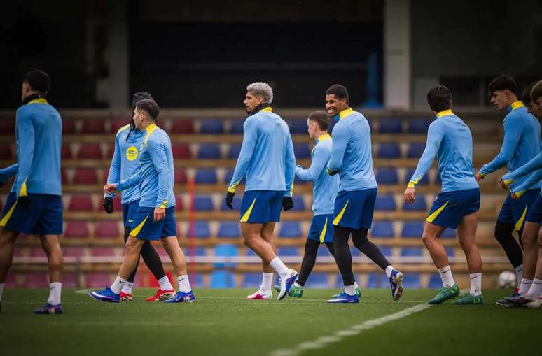 Jogadores do Barcelona durante atividade de prepara&ccedil;&atilde;o para a &uacute;ltima rodada da fase de liga da Champions &ndash;