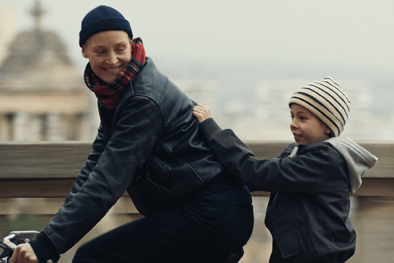 &ldquo;Me Ame Com Ternura&rdquo; acompanha Cl&eacute;mence, advogada que luta pela maternidade ap&oacute;s assumir novos relacionamentos 