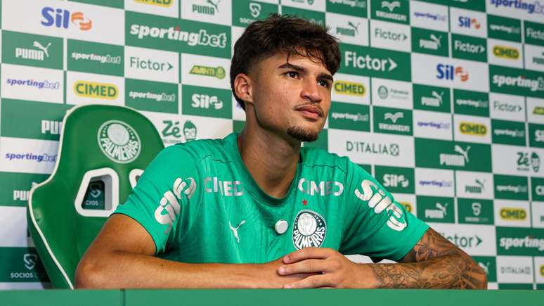 Assinatura de contrato profissional de Larson &ndash;