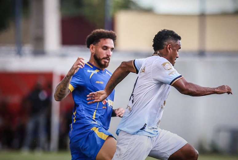 Sampaio Corr&ecirc;a (de azul) vai at&eacute; Maric&aacute; e vence por 1a0. Assim, segue na luta pela classifica&ccedil;&atilde;o.