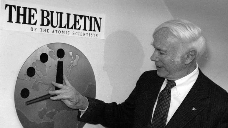 Em 1991, o rel&oacute;gio foi atrasado para 17 minutos antes da meia-noite, o mais longe que esteve da destrui&ccedil;&atilde;o desde a Segunda Guerra Mundial, de acordo com o BAS