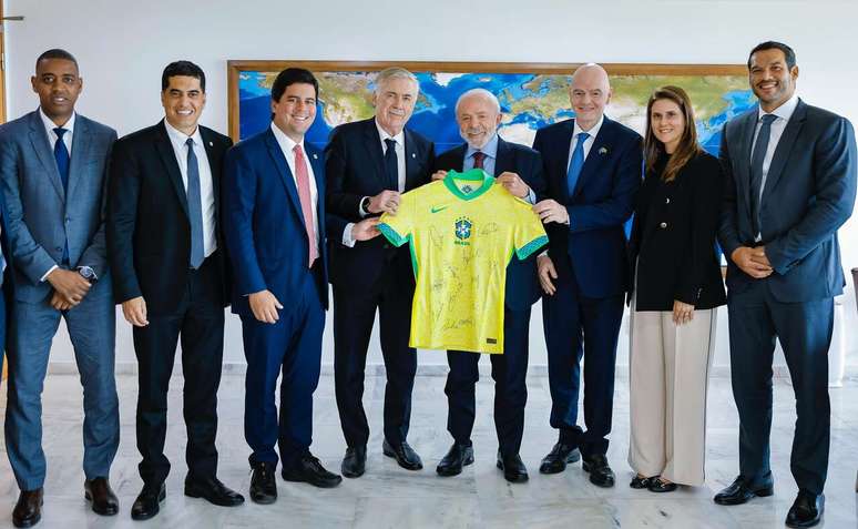 Presidente da Rep&uacute;blica, Luiz In&aacute;cio Lula da Silva, durante reuni&atilde;o com o Presidente da Federa&ccedil;&atilde;o Internacional de Futebol (Fifa), Gianni Infantino, al&eacute;m do t&eacute;cnico da Sele&ccedil;&atilde;o Brasileira Masculina, Carlo Ancelotti, o Ministro do Esporte, Andr&eacute; Fufuca e o presidente da CBF, Samir Xaud e seu Vice, Gustavo Dias Henrique &ndash;