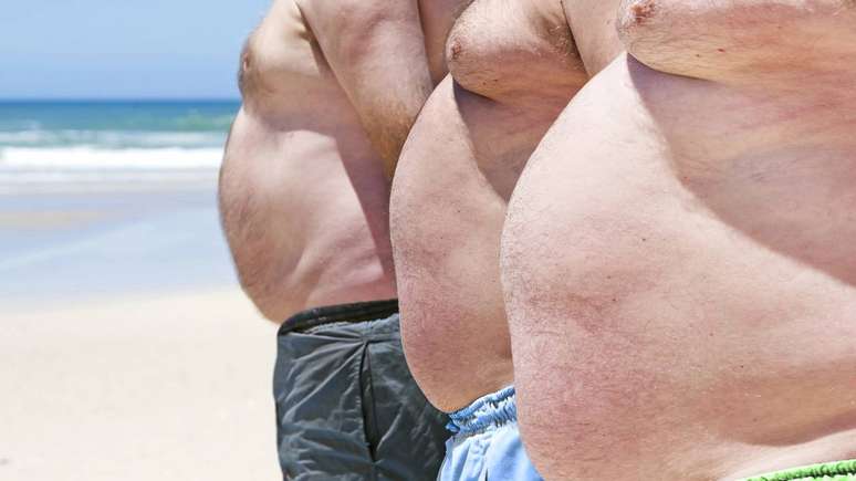 A primeira frente para diminuir a barriguinha &eacute; ajustar a alimenta&ccedil;&atilde;o. Em geral, recomenda-se reduzir o consumo de a&ccedil;&uacute;cares simples, frituras e ultraprocessados, que favorecem o ac&uacute;mulo de gordura na regi&atilde;o do abd&ocirc;men &ndash; depositphotos.com / tish1