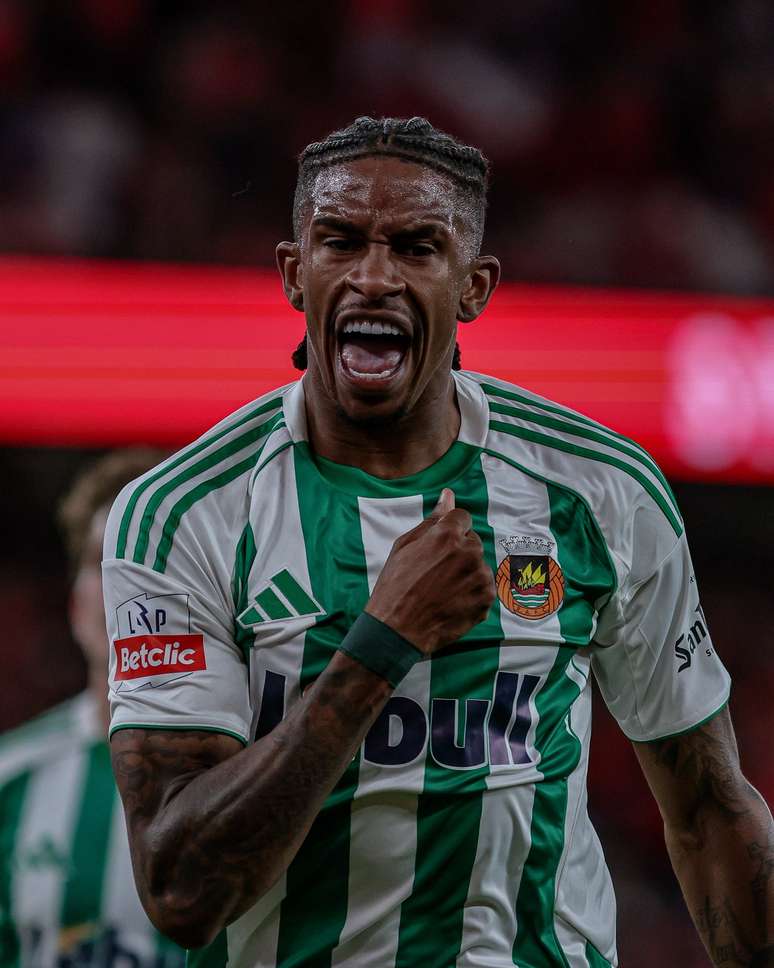 Andr&eacute; Luiz comemorando um gol pelo Rio Ave 