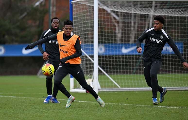 Est&ecirc;v&atilde;o e Andrey Santos durante treinamento do Chelsea &ndash;