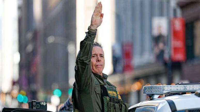 Vestimentas e postura de Bovino t&ecirc;m sido criticada nas redes sociais por lembrar oficiais nazistas