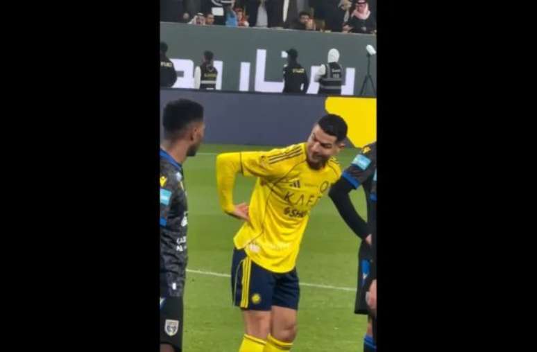 Reprodu&ccedil;&atilde;o de V&iacute;deo - Legenda: Cristiano Ronaldo provoca advers&aacute;rio no jogo entre Al Nassr e Al Taawon, pela Liga Saudita