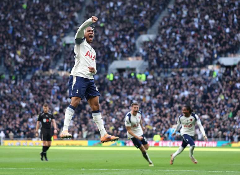 Odobert comemorando um gol do Tottenham 