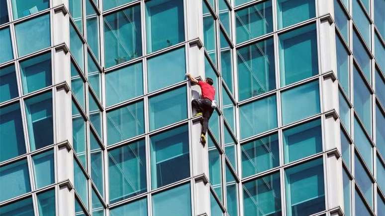 Alex Honnold afirmou ter recebido quantia "vergonhosamente pequena" ap&oacute;s escalar pr&eacute;dio de mais de 100 andares