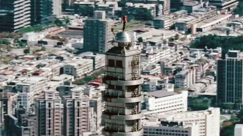 Alex Honnold afirmou ter recebido quantia "vergonhosamente pequena" ap&oacute;s escalar pr&eacute;dio de mais de 100 andares