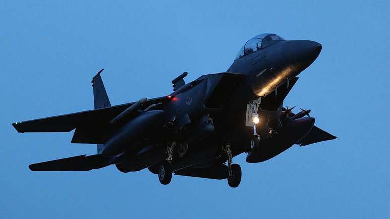 A BBC Verify conseguiu rastrear a chegada de jatos de combate F-15 &agrave; regi&atilde;o