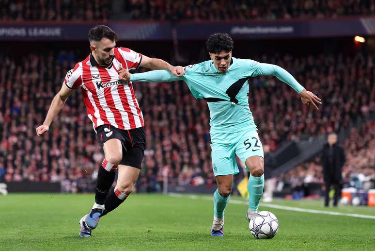 Sportinguista Jo&atilde;o Simoes (&agrave; direita) recebe a marca&ccedil;&atilde;o cerrada de Paredes, do Bilbao &ndash; Foto|: Ion Alcoba Beitia/Getty Images