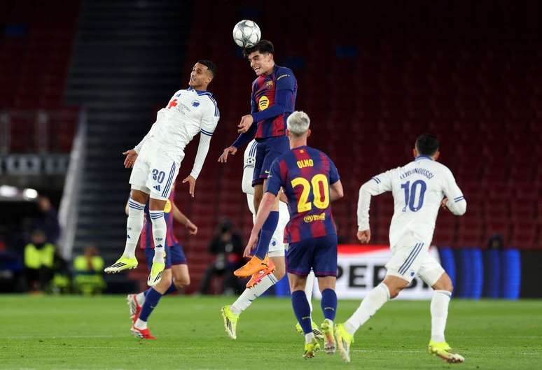 Jogadores de Barcelona e Copenhagen em disputa de bola na Champions &ndash;
