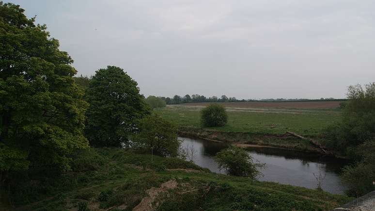 O leito rochoso do Bolton Strid &eacute; formado por camadas de pedra com fendas, buracos e canais escavados pela &aacute;gua ao longo de s&eacute;culos &ndash; Mtaylor848/Wikimedia Commons