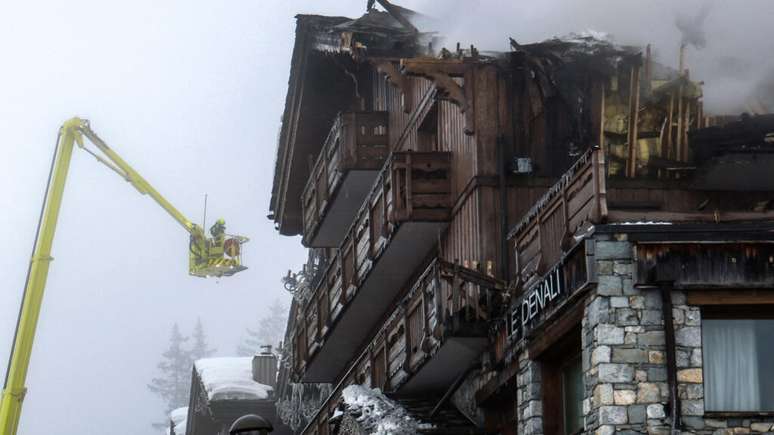 కోర్చెవెల్‌లోని ఉన్నతస్థాయి ఫ్రెంచ్ స్కీ రిసార్ట్‌లోని ఫైవ్‌స్టార్ గ్రాండెస్ ఆల్ప్స్ హోటల్‌లో అగ్నిమాపక సిబ్బంది మంటలతో పోరాడుతున్నారు, అతిథులను ఖాళీ చేయవలసి వచ్చింది. జనవరి 28, 2026న.