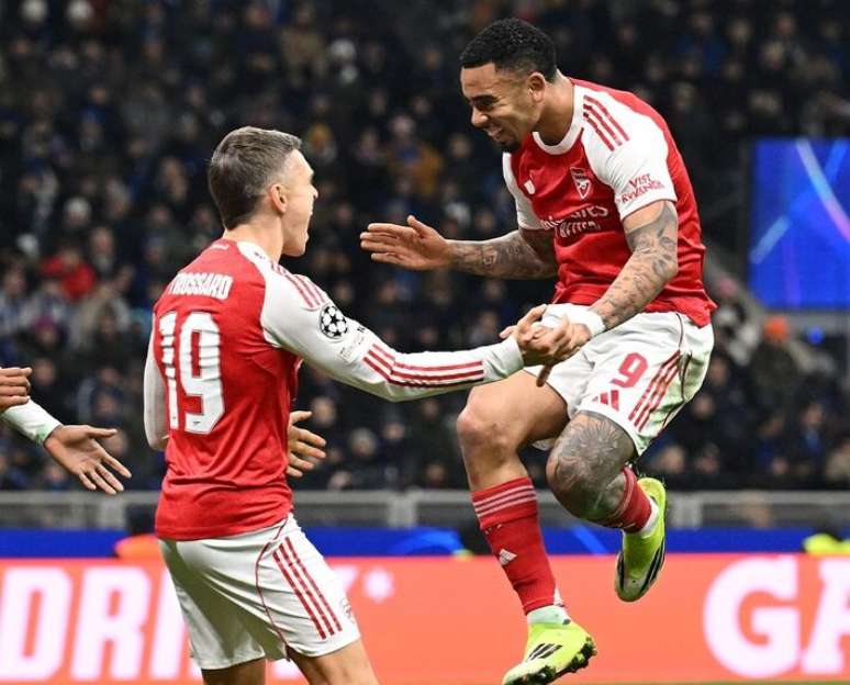 Gabriel Jesus, atacante do Arsenal, comemorando seu gol na Champions League