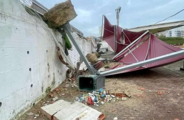Reprodu&ccedil;&atilde;o - Legenda: Ciclone Kristin destruiu a cobertura do Est&aacute;dio Engenheiro Carlos Salema, do Oriental