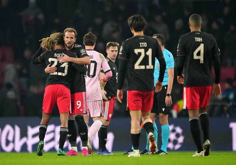 Harry Kane e Sacha Boey se abra&ccedil;am na vit&oacute;ria do Bayern sobre o PSV &ndash;