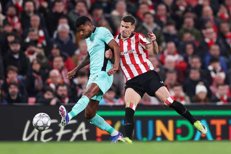 O Sportinguista&nbsp; Matheus Reis (&agrave; esquerda) em intensa disputa de bola com Guruzeta, do Athletic.