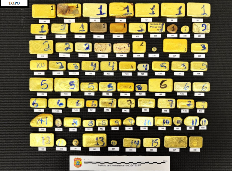 Barras de ouro apreendidas pela Pol&iacute;cia Rodovi&aacute;ria Federal (PRF) em uma rodovia que liga o Brasil &agrave; Guiana enfileiradas sobre um fundo preto