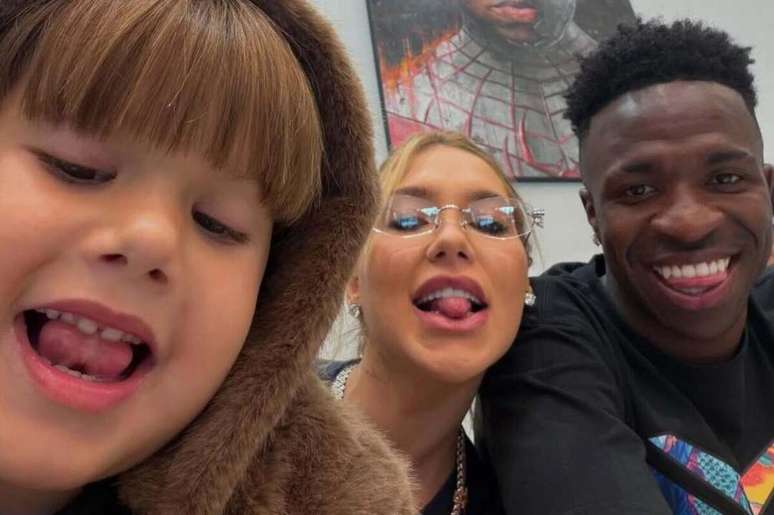 Vini Jr e Virginia em momento particular com uma das filhas da influenciadora &ndash;