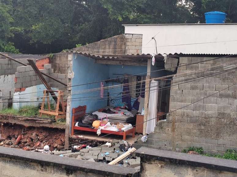 Chuva em Mogi das Cruzes provoca queda de muro em resid&ecirc;ncia da cidade
