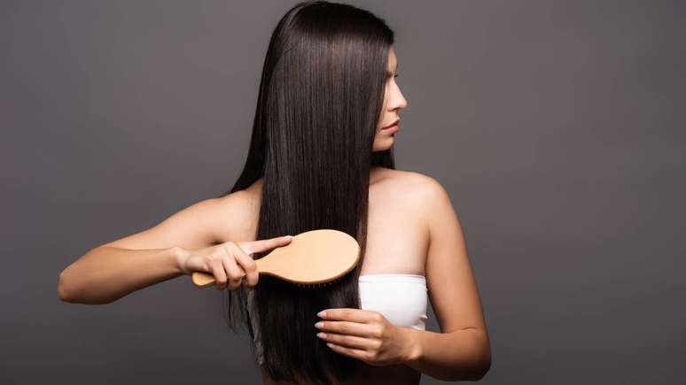 Ter cabelo branco jovem n&atilde;o &eacute; diagn&oacute;stico de doen&ccedil;a. Mas pode ser um sinal para cuidar mais da sa&uacute;de e manter exames em dia &ndash; depositphotos.com / VitalikRadko