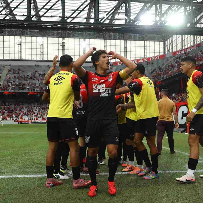 Apesar da pouca idade, Jo&atilde;o Cruz &eacute; um dos l&iacute;deres do elenco do Athletico. Divulga&ccedil;&atilde;o/Athletico