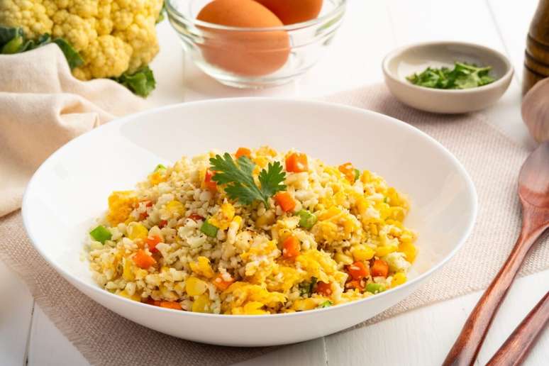 Arroz de couve-flor com ovos, cenoura e milho 