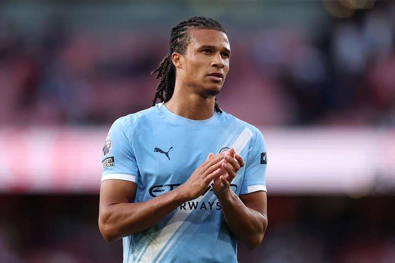 Nathan Ak&eacute; em a&ccedil;&atilde;o com a camisa do Manchester City &ndash;