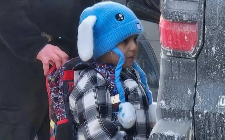 A imagem do menino ao lado dos agentes comoveu o mundo