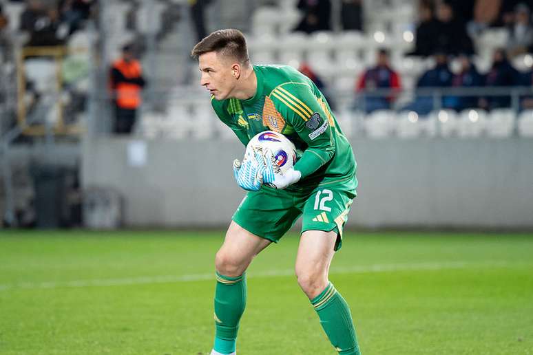 Anatoliy Trubin em a&ccedil;&atilde;o pela Sele&ccedil;&atilde;o da Ucr&acirc;nia, nas Eliminat&oacute;rias da Copa do Mundo de 2026