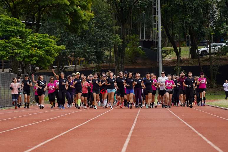 Ap&oacute;s burnout, jornalista transforma rotina pesada ao entrar em coletivo feminino de corrida