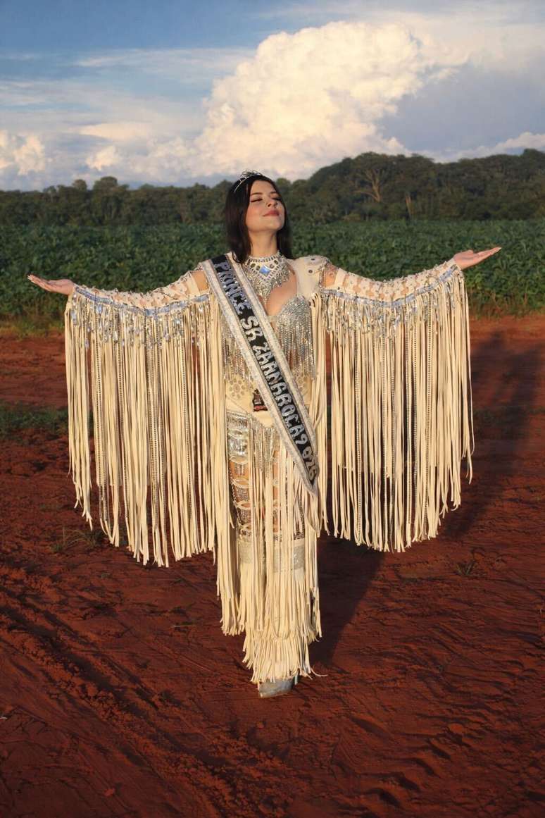 Jovem surda &eacute; eleita princesa do carnaval em SP com inscri&ccedil;&atilde;o em Libras