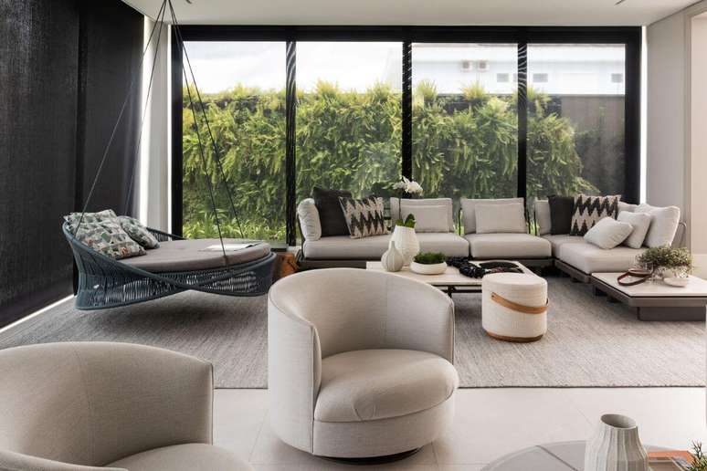 Portas e janelas trazem a sensa&ccedil;&atilde;o de bem-estar na conex&atilde;o com a natureza e implementa luz natural ao ambiente Projeto: Patricia Penna Arquitetura & Design |