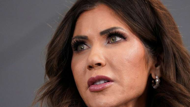 A secret&aacute;ria de Seguran&ccedil;a Nacional dos Estados Unidos Kristi Noem anunciou a grande opera&ccedil;&atilde;o do ICE em Minnesota