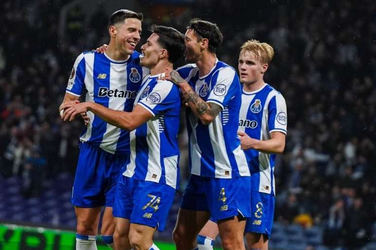 Portistas celebram. Afinal,triunfo sobre o Rangers leva o time diretamente &agrave;s oitavas de final.