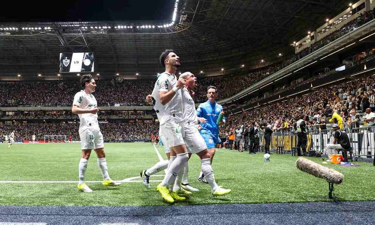 Flaco L&oacute;pez comemora com Vitor Roque o empate do Palmeiras diante do Atl&eacute;tico-MG &ndash;