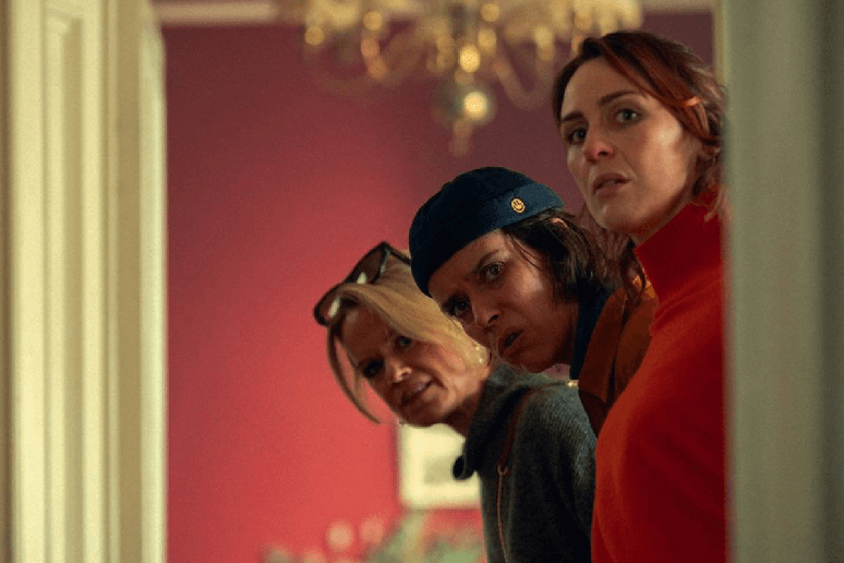 &ldquo;De Belfast ao Para&iacute;so&rdquo; acompanha tr&ecirc;s amigas que investigam a morte suspeita de uma colega enquanto atravessam situa&ccedil;&otilde;es absurdas pela Irlanda 