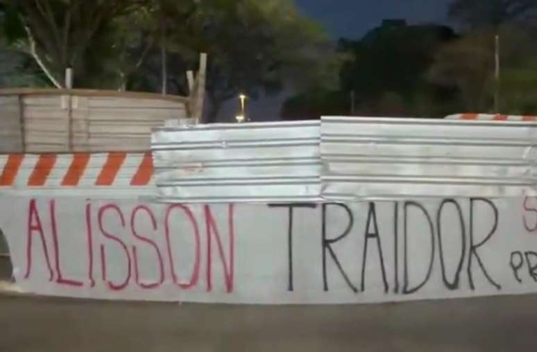 సావో పాలో అభిమానులు మొరంబిస్ శివార్లలో అలిసన్‌కు వ్యతిరేకంగా నిరసన తెలిపారు -