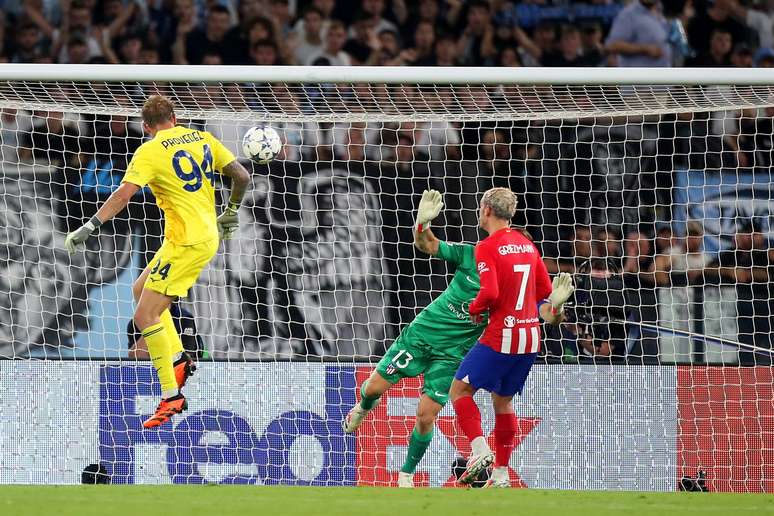 Provedel marcando um gol pela Lazio no empate com o Atl&eacute;tico de Madrid 